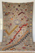 Tapis berbère accroché au mur sans franges